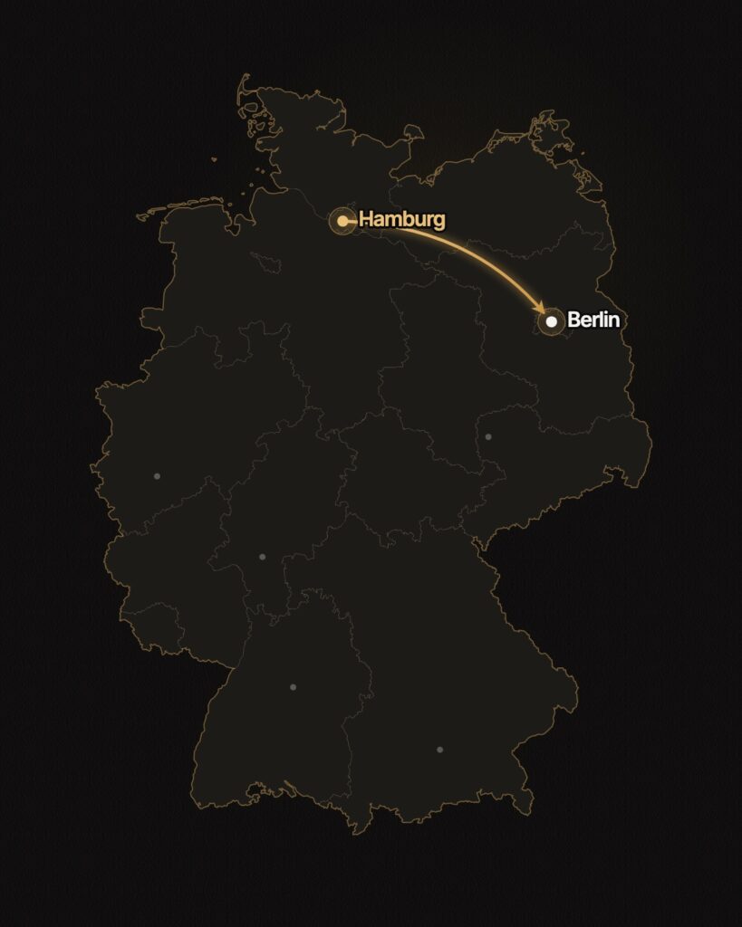 Deutschlandkarte mit goldenem Pfeil von Hamburg nach Berlin, Fernumzug mit Elvant