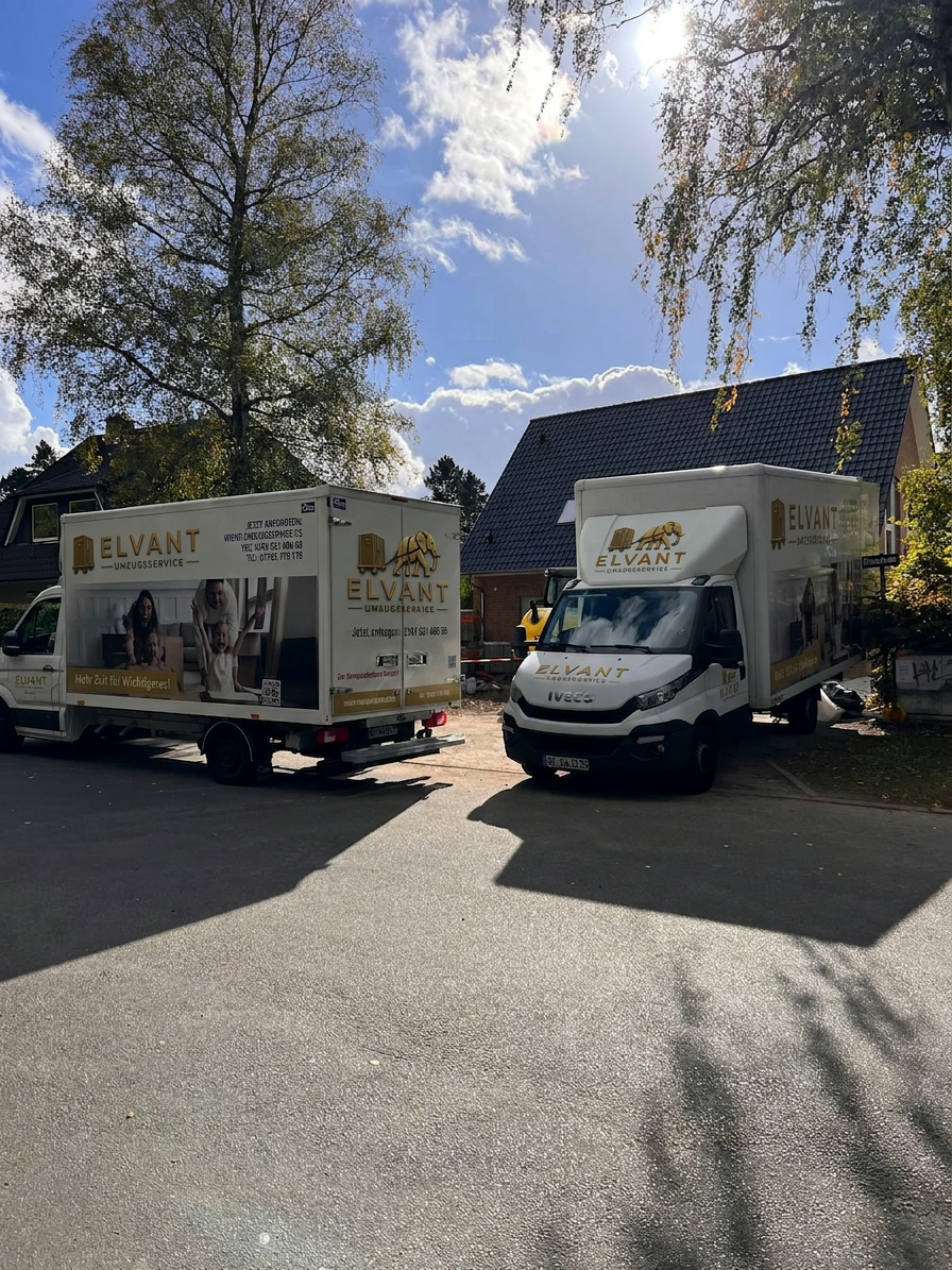 Zwei Elvant-Umzugswagen parken in einer ruhigen Wohnstraße, bereit für einen Umzug am Wochenende.